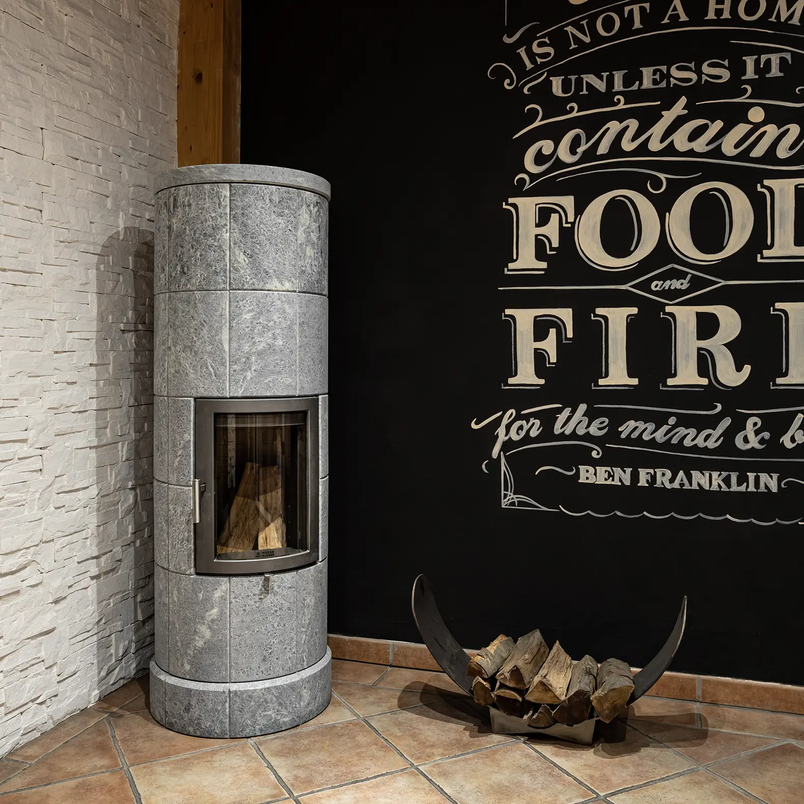 Runder Specksteinofen in stilvoller Ausstellung als Inspiration zum Specksteinofen kaufen